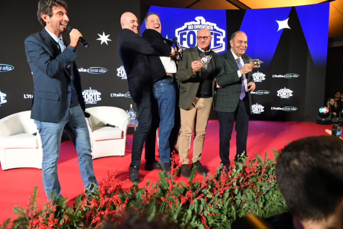 Siparietto ad Atreju, Crosetto prova a prendere in braccio Renzi
