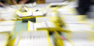Sondaggio politico, il voto oggi: un big scende e Vannacci sale, ecco quale coalizione è avanti